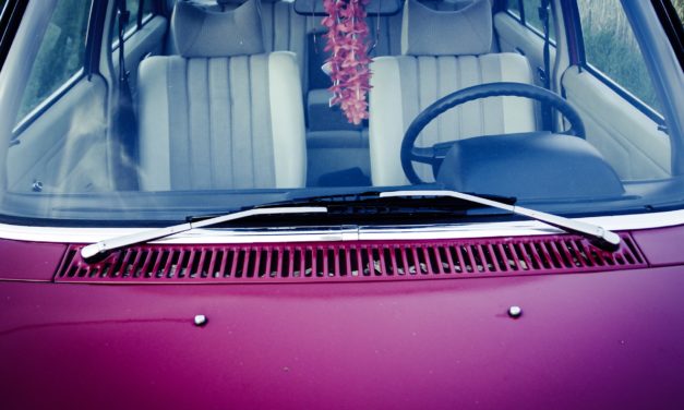 Smugi na szybie samochodowej – jak się ich pozbyć?